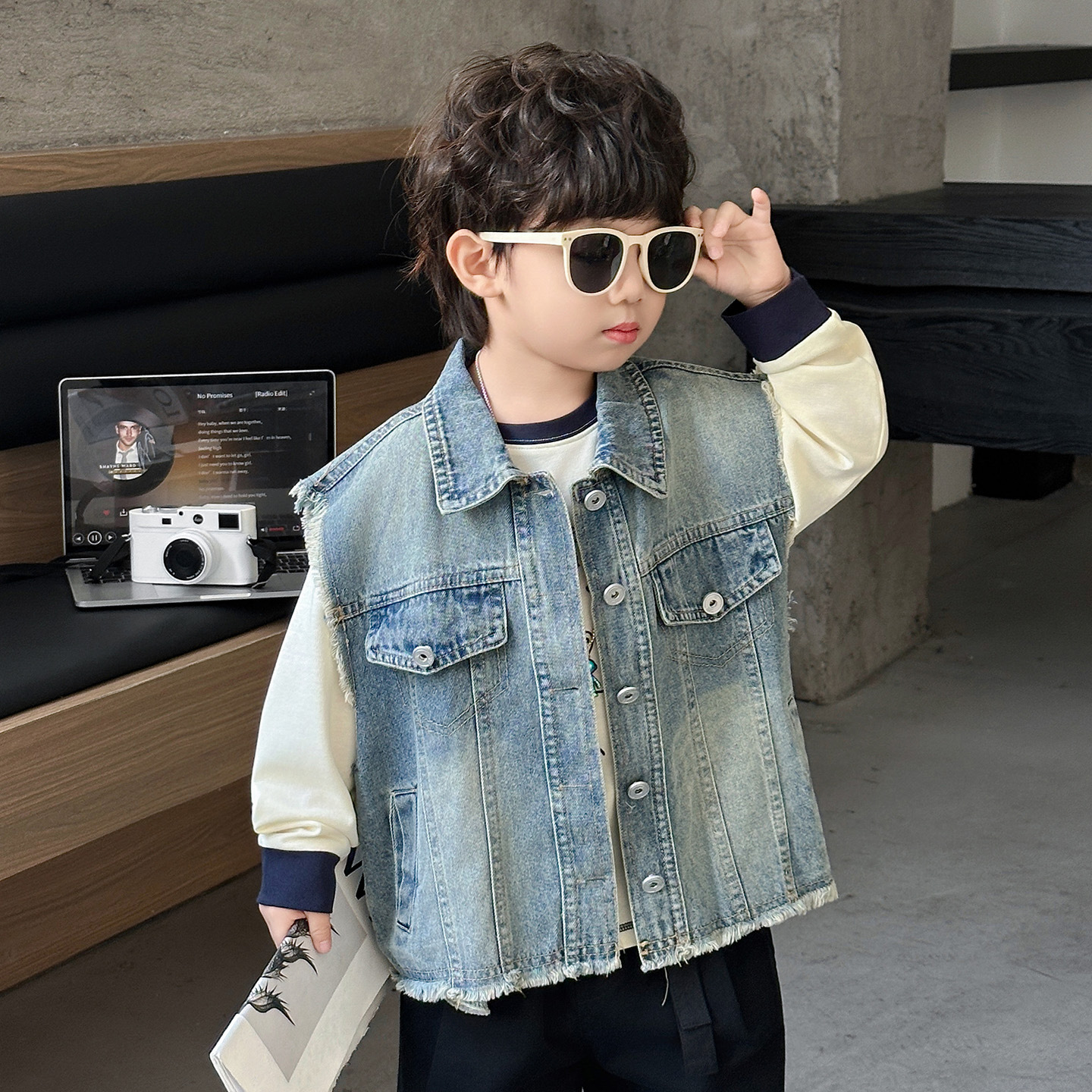 Boys' Spring Vest, Korean Style, Stylish, Durable, Colorfast, Frayed Edge Denim Vest, New Style for Spring and Autumn.