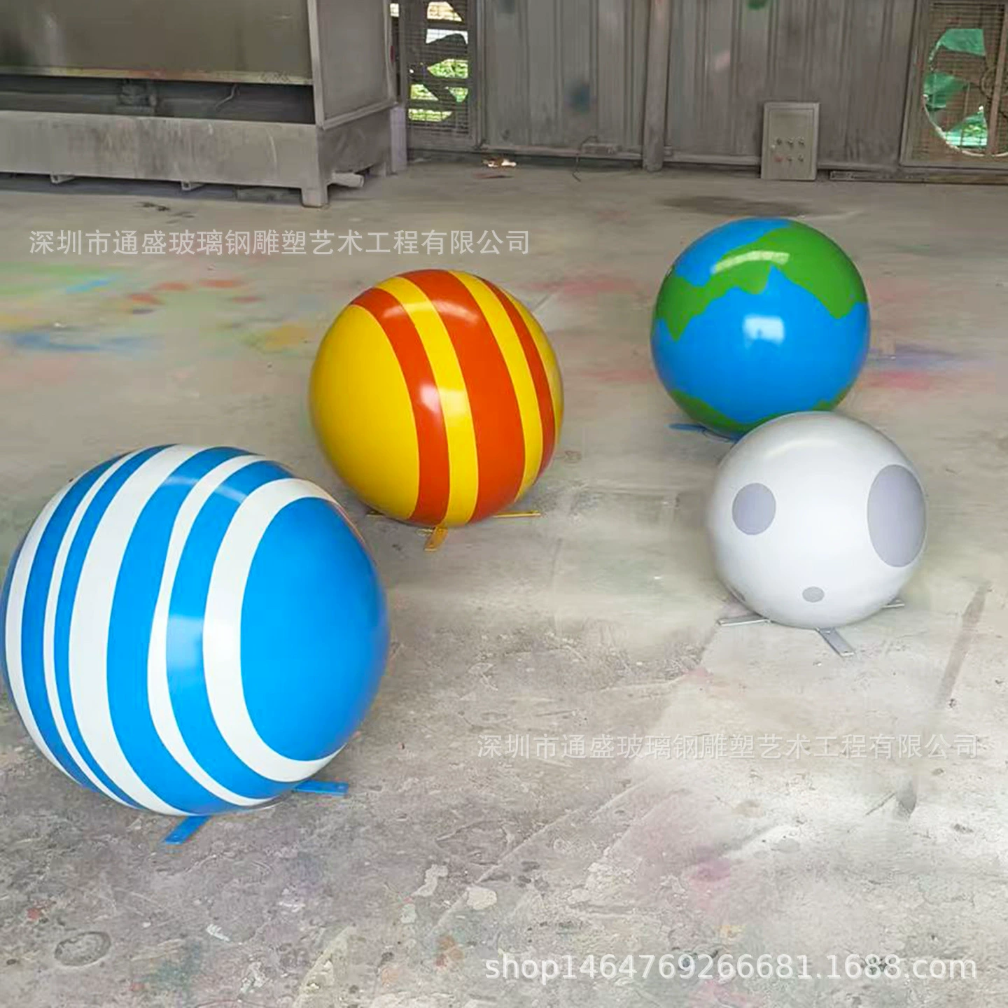 Уличная круглая скульптура из окрашенного стекловолокна, ландшафтный декор для кампуса, креативные аксессуары и украшения в виде планеты из стекловолокна