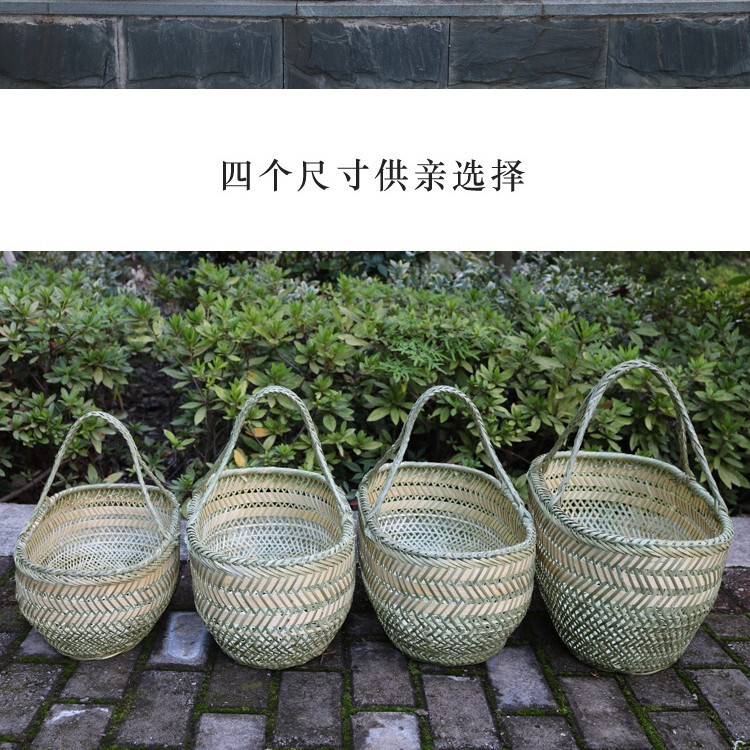 竹編みの竹かごを手に持って野菜かごを買う手作りの竹かごの果物かごの卵かごの台所収納かごの家庭用買い物かご|undefined