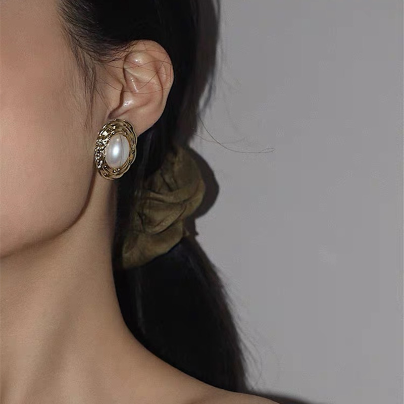 Palace Style Retro Oval Pearl Earrings display picture 5