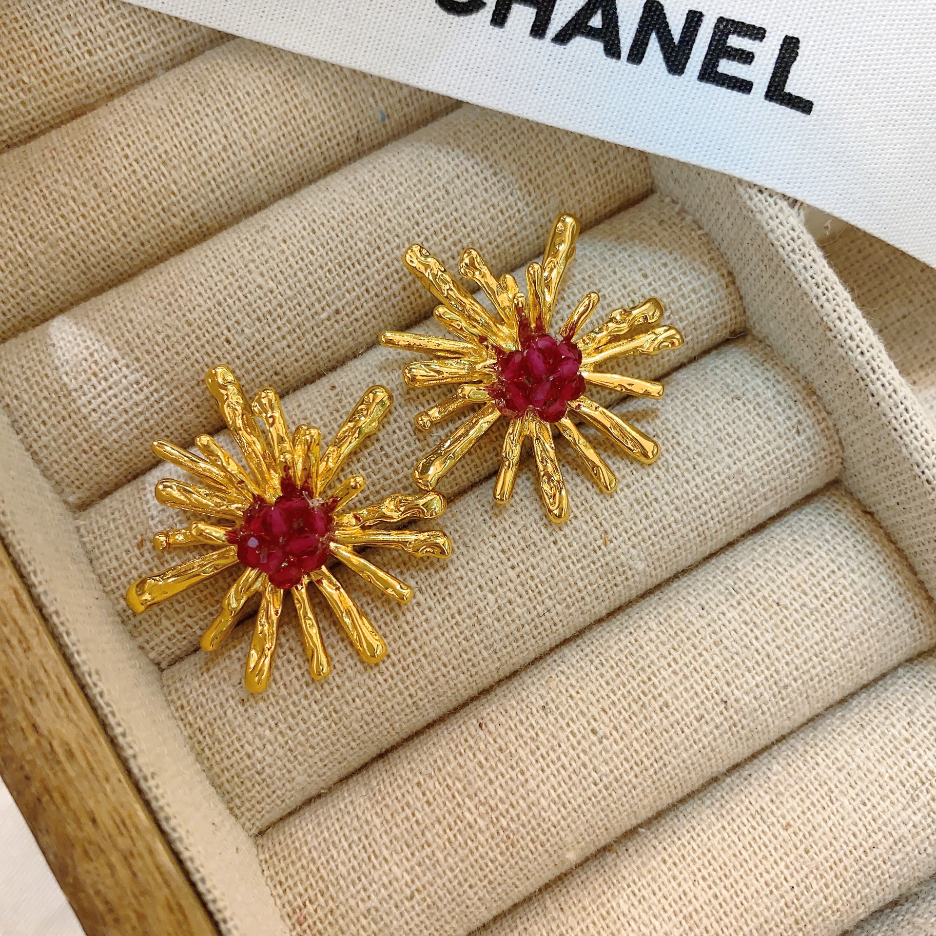 French Retro Personality Niche Exaggerated Style Fashion Earrings Copper-plated18 KGold Crystal Flower Earrings