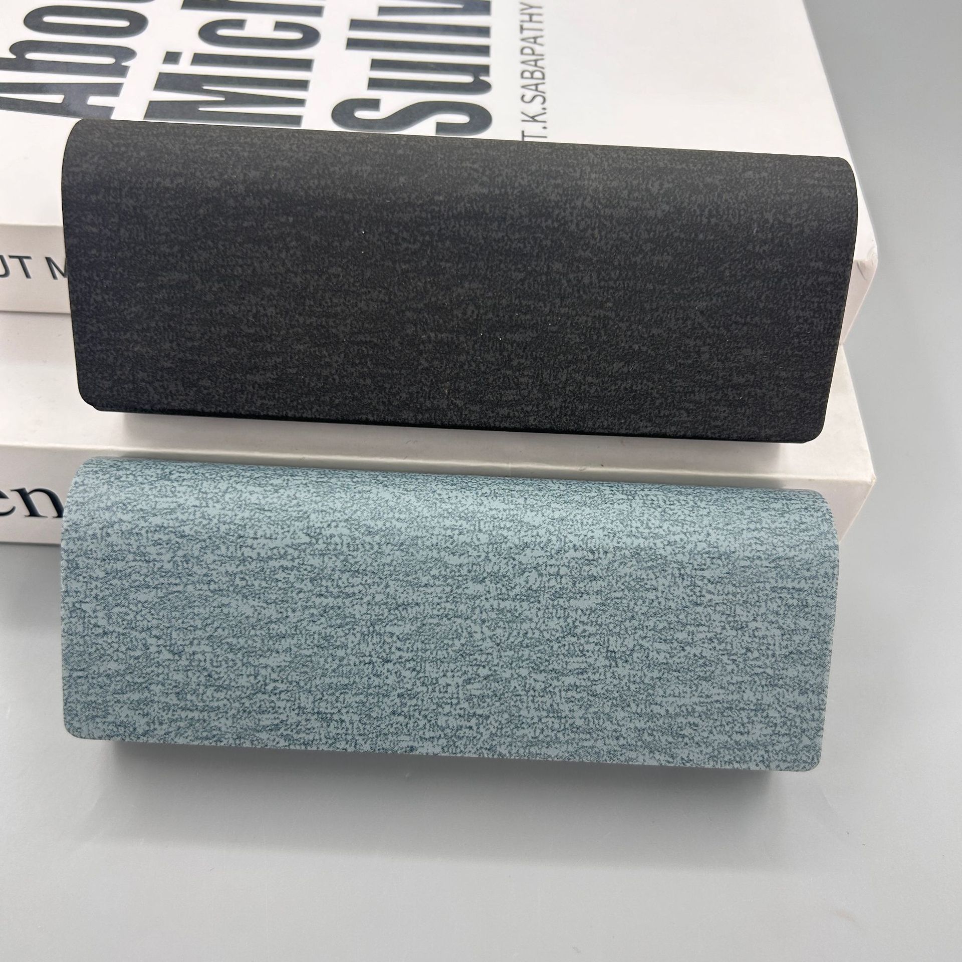 Cajas de gafas de cuero hechas a mano, cajas de almacenamiento de miopía de absorción magnética simple al por mayor, cajas de gafas de cuero mixtas transfronterizas