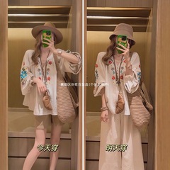 初夏の衣装、大きいサイズの太い刺繍入りトップス、ワイドレッグパンツ、ボヘミアンリゾートスタイルの女性用の美しいスーツのセット
