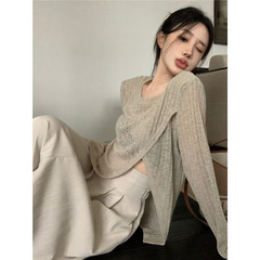デザイン感が小さい人たちは、肩の長袖ブラウスの女性の夏の不規則な薄いニットのゆるい上着を開いています