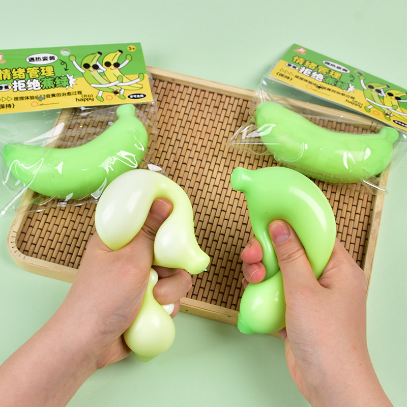 Banana de color cambiante pellizco juguete de música de ventilación rojo de la misma oficina descompresión rebote lento artefacto creativo al por mayor