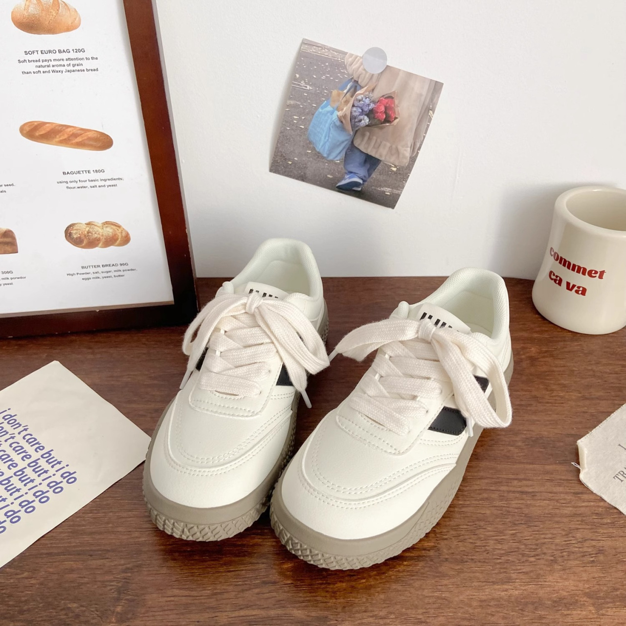Zapatos blancos de suela gruesa de Dexun, otoño de 2025, nuevos zapatos de mujer de moda, nicho universal, zapatos de skate de altura baja para mujeres.