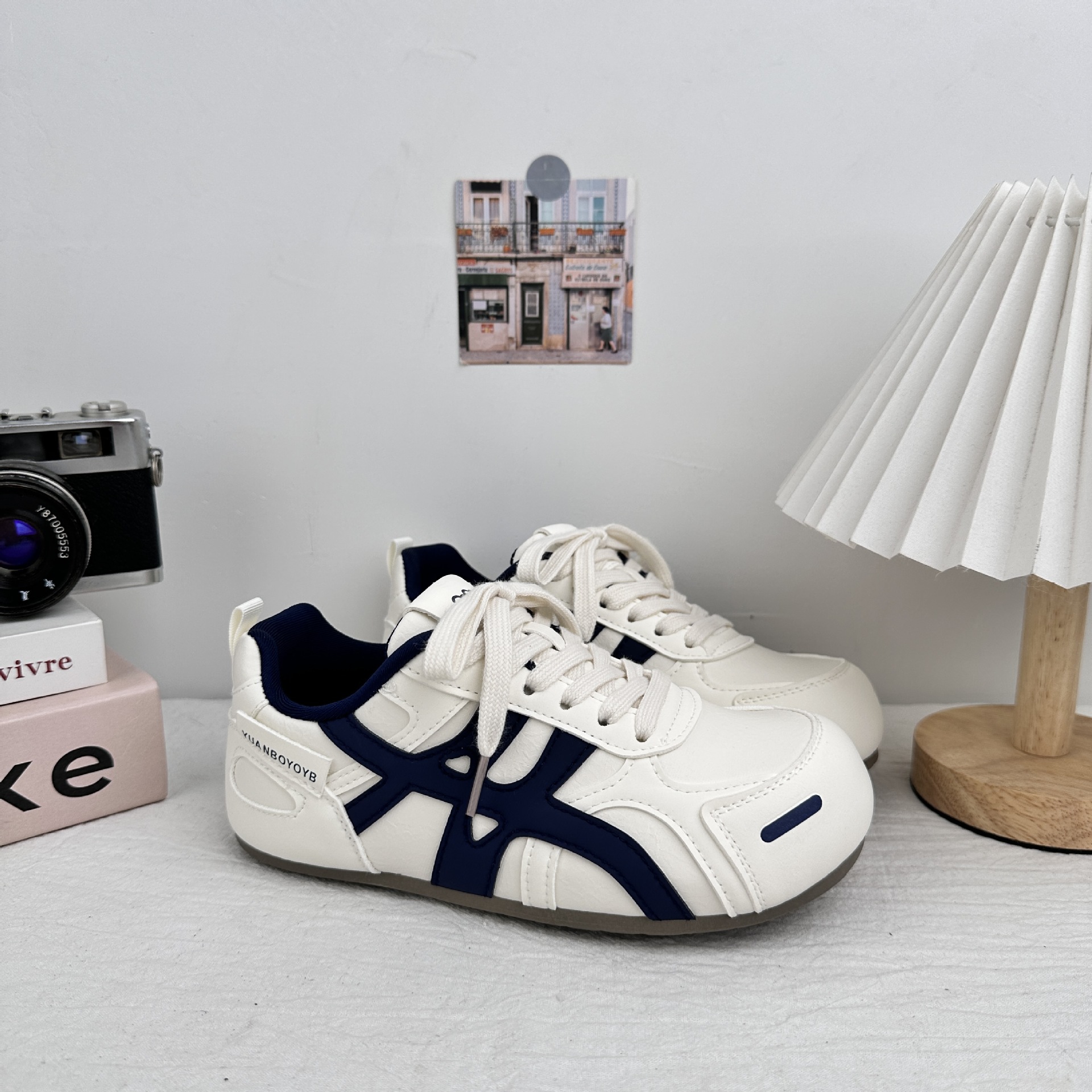 Yuanbo Agan De entrenamiento de zapatos para niños 2025 nuevos zapatos blancos de estilo explosivo, zapatos de skate casuales de nicho, zapatos de moda