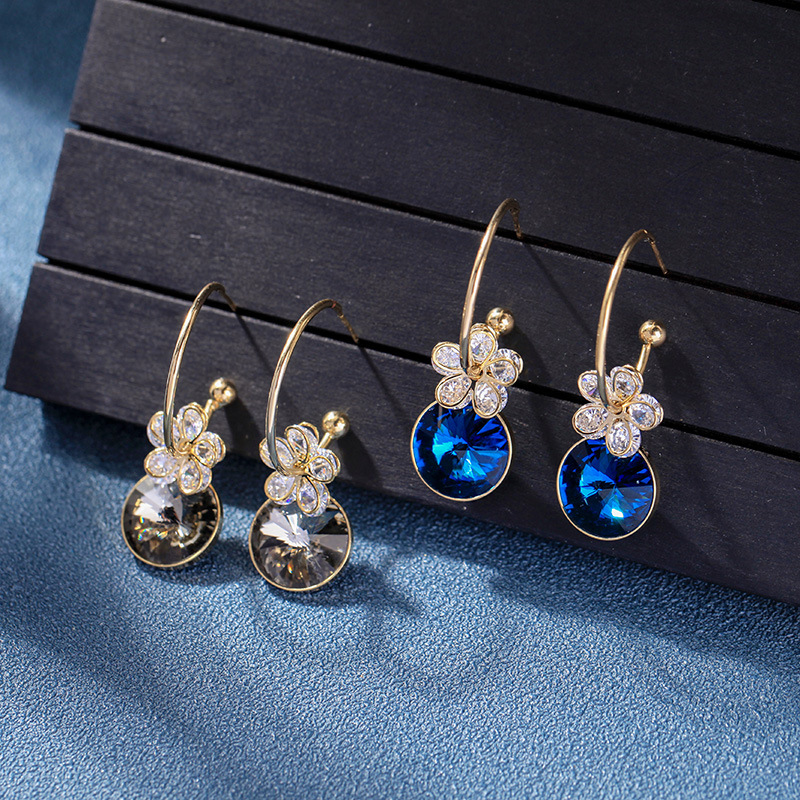 Simple Tempérament Super Brillant Cristal Gem Boucles D'oreilles Super Fée Déesse Tempérament Zircon Boucles D'oreilles En Argent Sterling Aiguille Oreille Anneaux En Gros display picture 4