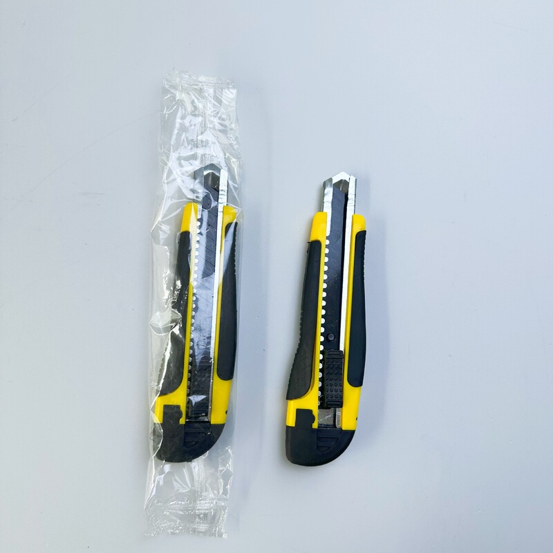 メーカーの卸売りはゴムの美工刀を包んで滑り止めの18mmの壁の紙の刀を厚くします。|undefined