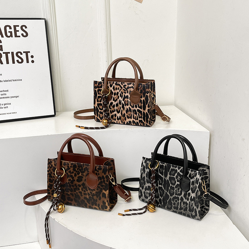 Bolsos de mujer portátiles populares 2022 nuevo bolso de hombro rombo de moda primavera simple bolso cuadrado pequeño