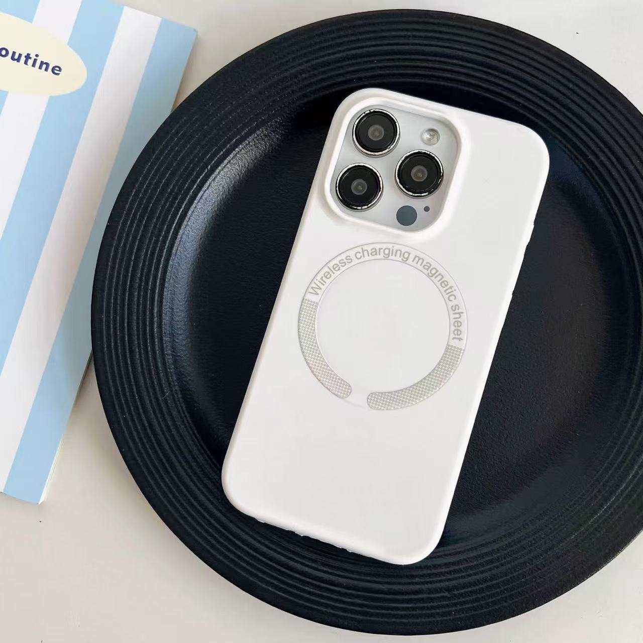 El soporte KT magnético de cristal de la niña es adecuado para Apple 15ProMax/16 caja del teléfono iPhone 14 de color sólido 13