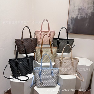 2025�¿�M�Ұ���Ů���羳���NŮʿб����μ���r�аٴ����ذ�bag