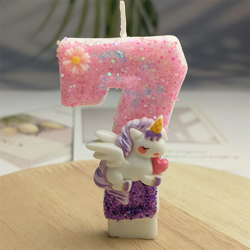 クリエイティブなデザインのかわいい漫画のユニコーンの誕生日キャンドルケーキの雰囲気の誕生日の装飾キャンドルの色が鮮やかです|undefined