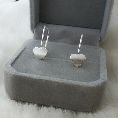 Metal heart-shaped earrings with niche design, cool and aloof style, new trendy ear hooks from , lightweight luxury quality earrings