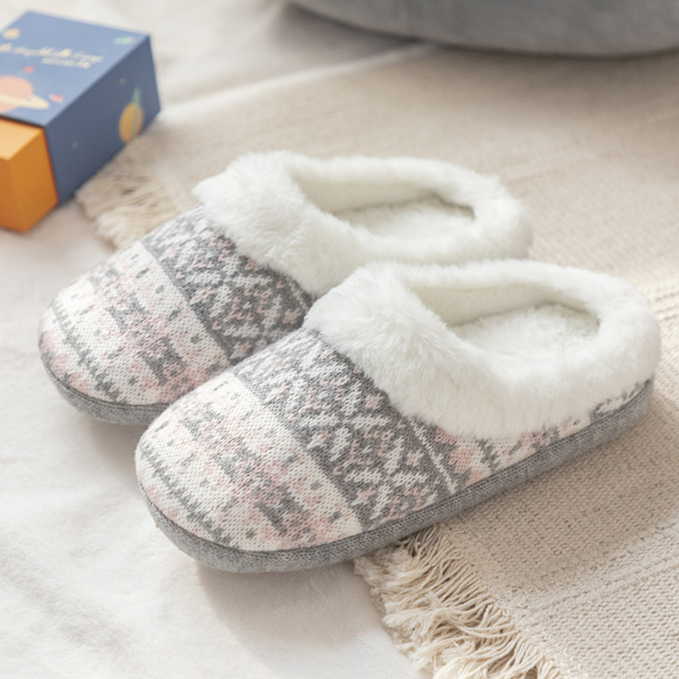 Nuevas zapatillas de algodón para el hogar de invierno engrosadas botas cálidas de fondo suave antideslizante impermeable resistente al desgaste estilo nórdico zapatillas de lana para mujer