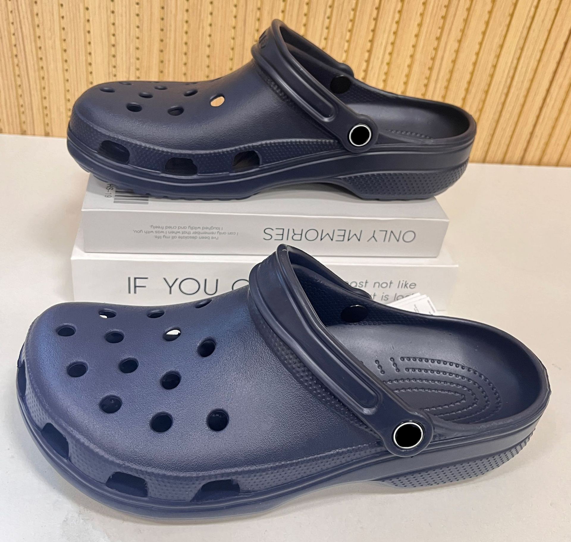 Marked star [dark blue]