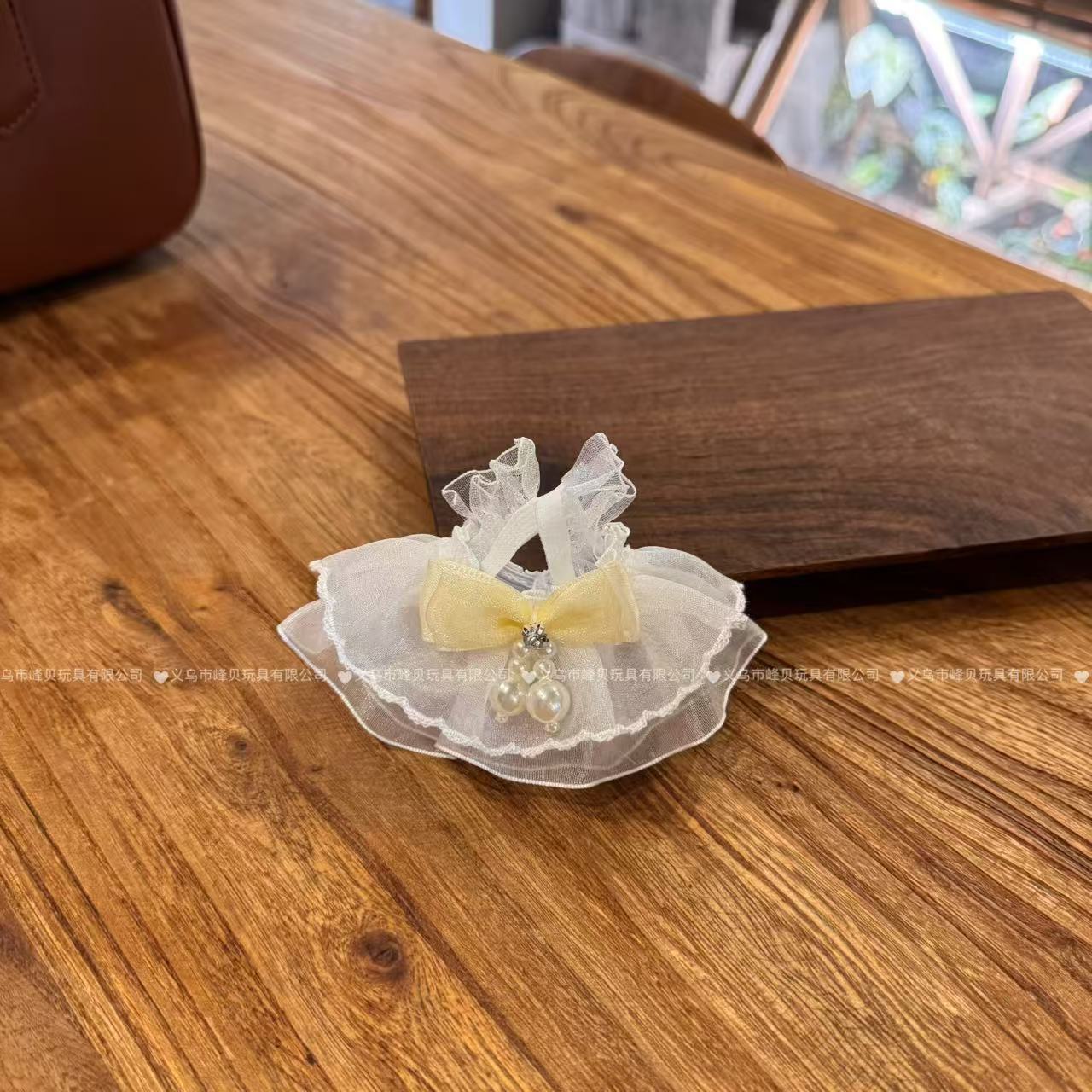 화이트 레이스 진주 노란색 리본 공주 드레스