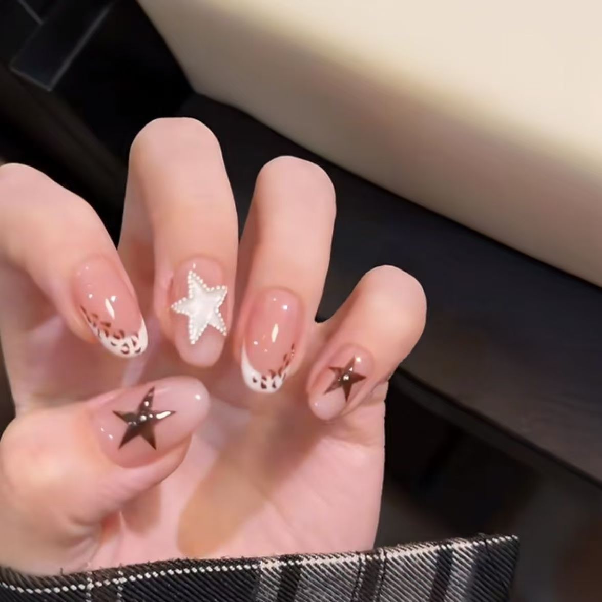 Uñas postizas francesas con diseño floral dorado, estilo ojo de gato, cortas y desmontables, producto de alta gama para arte de uñas 2026.