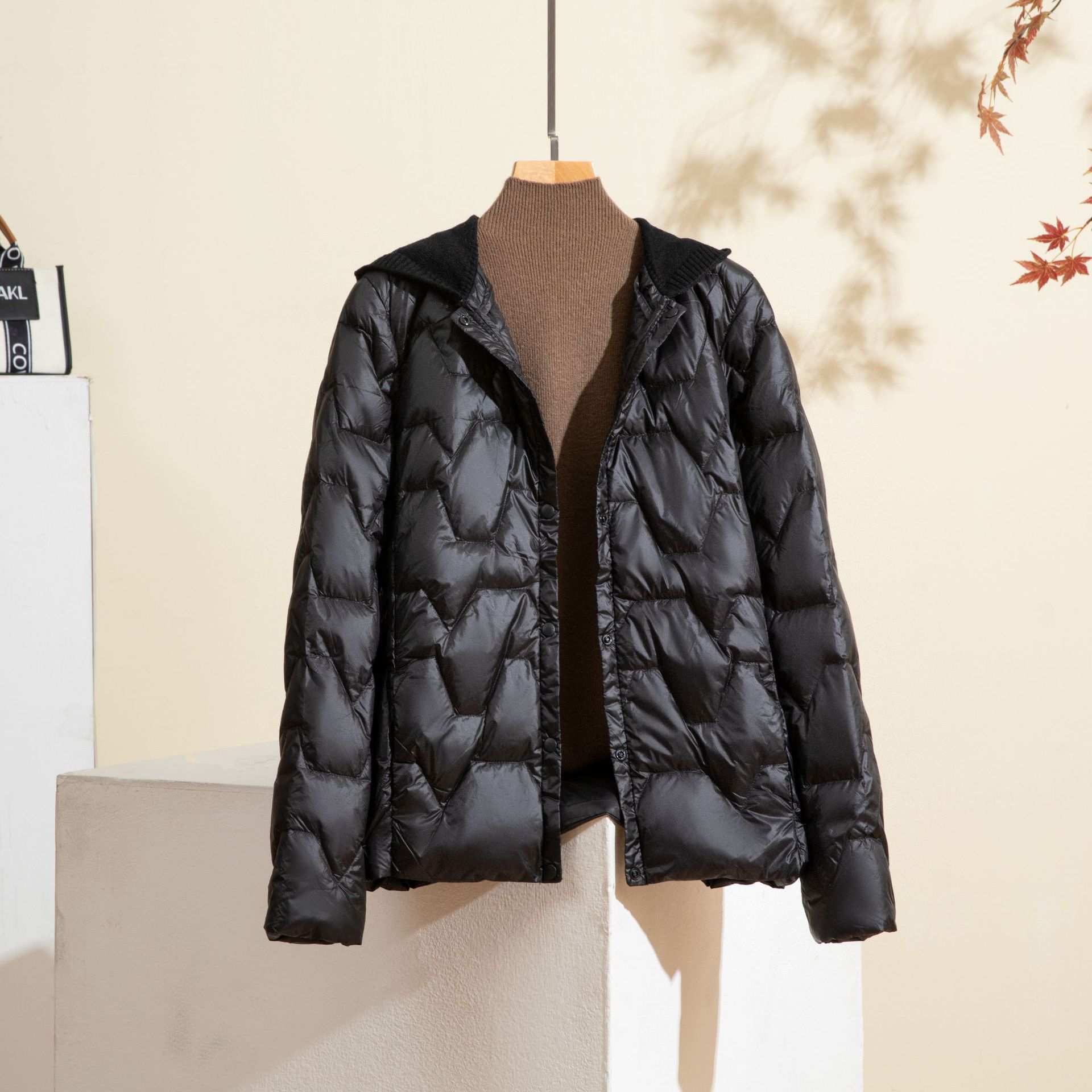 Otoño y invierno ligero chaqueta con capuchón mujer corto empalme sombrero de punto de moda exterior con chaqueta delgada ligera de moda