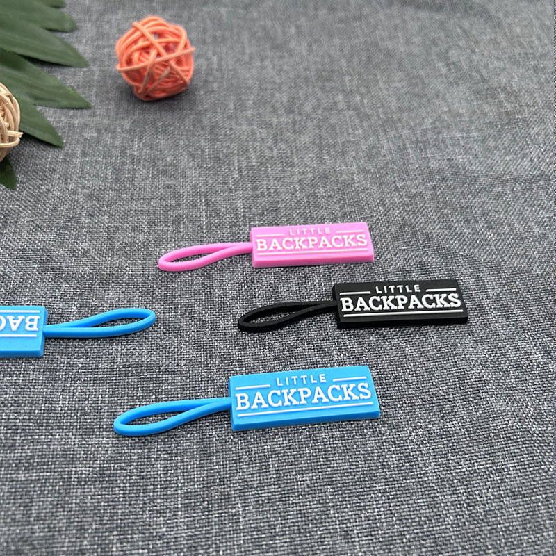 Etiqueta de pegamento suave de PVC etiqueta de plástico goteo marca de goma marca marca de ropa logotipo tridimensional se puede pegar y coser emblema de uniforme escolar