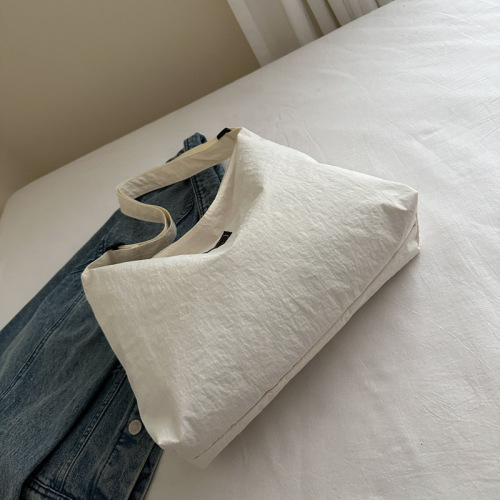 New trendy women's relaxed and minimalist stylish plain nylon tote bag with large capacity for casual single shoulder and crossbody use