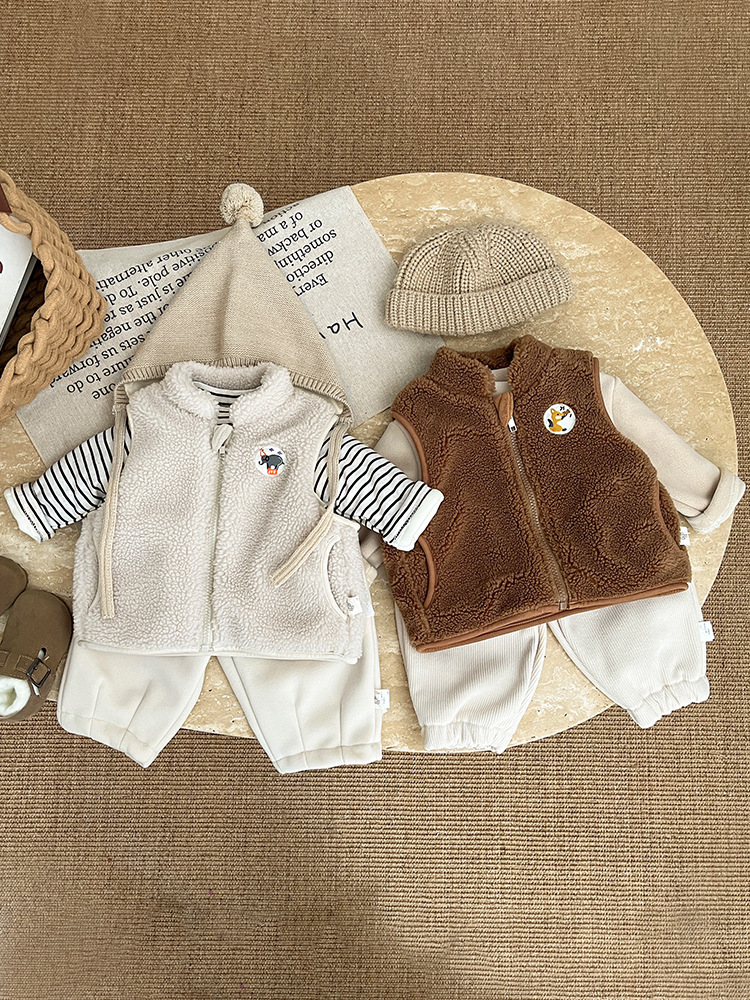 Baby chaleco más chaleco de terciopelo otoño y invierno engrosado vestido exterior para niños y niñas estilo extranjero cordero hombro caliente clip de marea