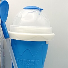 国境を越えた砂氷カップはジュース飲料の冷たい飲み物をつまんで氷砂の砕氷カップになって、冷ややかな首振りカップをつまむ