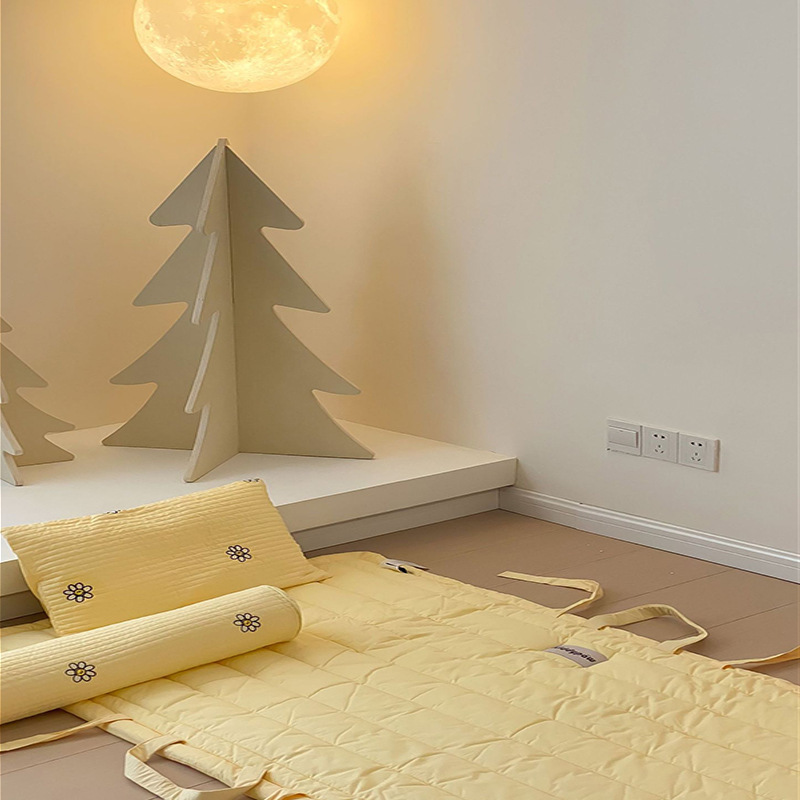 Handheld children's cotton universal mattress for kindergarten