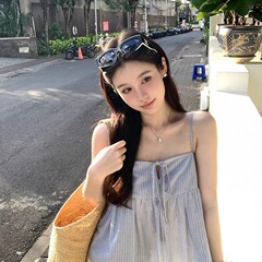 フレンチリゾートスタイルのブルーストライプサスペンダートップ、ニッチで甘い、ゆったりとした中空ストラップ付き夏用シャツ