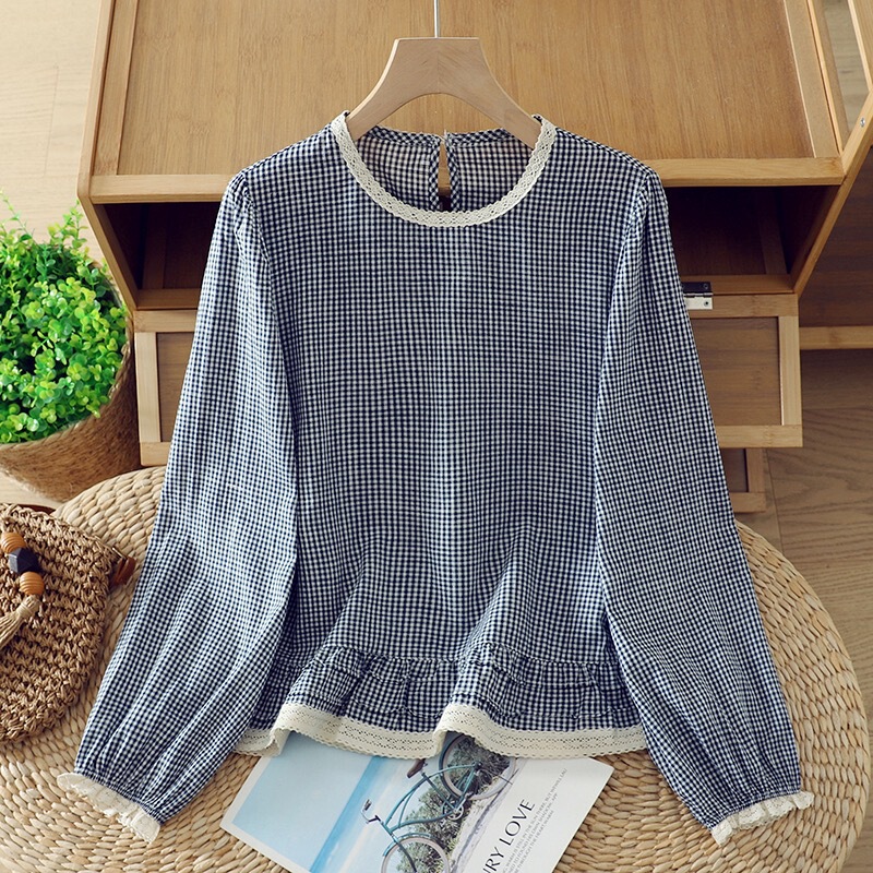 Real shot of a stylish plaid long-sleeve shirt with lace hem for women, new spring model, round neck, fashionable color-blocking, age-reducing trendy top Real shot of a stylish plaid long-sleeve shirt with lace hem for women, new spring model, round neck, fashionable color-blocking, age-reducing trendy top