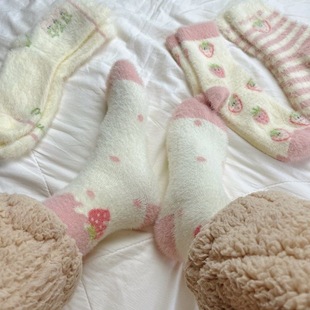 Pink girl's heart Japanese cute plush strawberry fleece-lined thick warm mid-calf length socks home floor socks autumn and winter