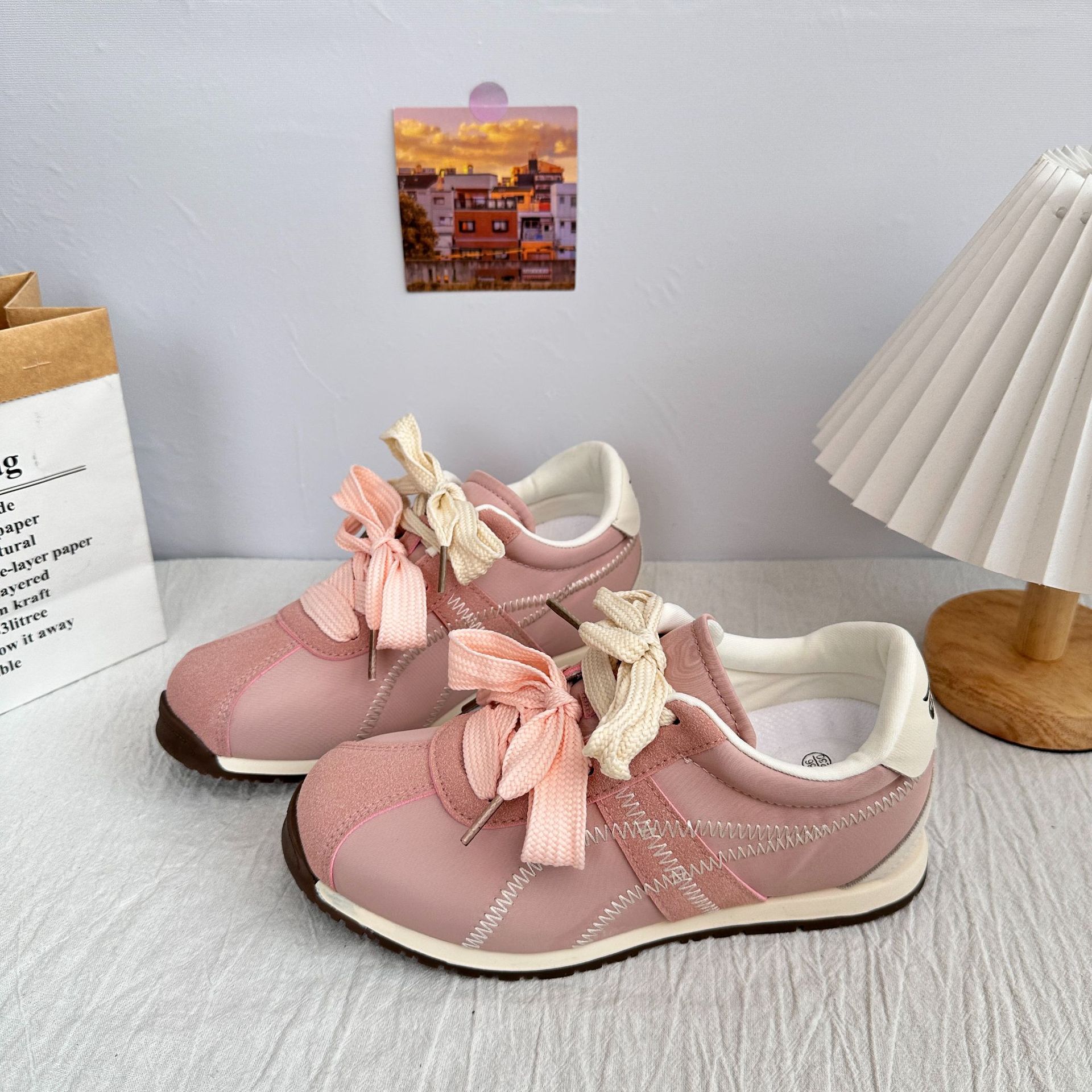 A9905 aumento de altura interior de 3 centímetros de espesor de suela de zapatos de entrenamiento de mujer 2025 nuevos zapatos deportivos casuales de ventana de Hong Kong