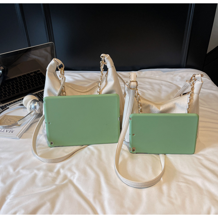 A niche, high-quality, large-capacity chain tote bag for women in the summer of 2025, a versatile and casual crossbody bag for students to commute to school undefined