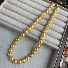 倪妮は同じタイプのタヒチの施家のハイライトの金珠真珠のネックレスの小衆の軽豪華な高級感の金色の真珠の首の鎖を飾ります。
