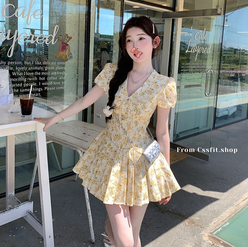 French Sweet Yellow Floral V-neck dress Women's Summer Design Tight Waist Vacation Hot Girl Pleated Skirt