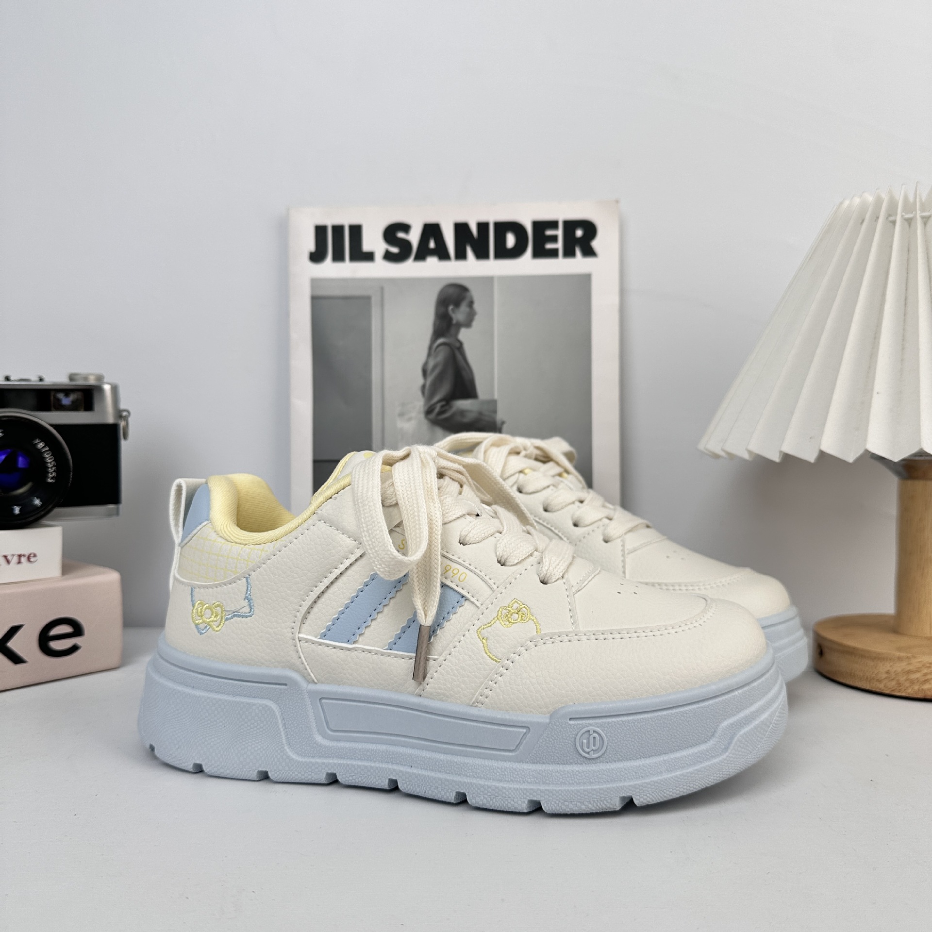 Zapatos blancos de fondo grueso para mujeres 2025 nuevos zapatos de skate coreanos de primavera y otoño para estudiantes de nicho zapatos de pan