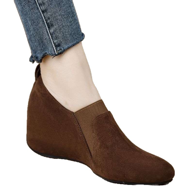 Zapatos de mujer con suela suave no cansar pies nuevos tacones inclinados zapatos de cabeza redonda cómodos con cuero elástico esmerilado zapatos de madre casuales