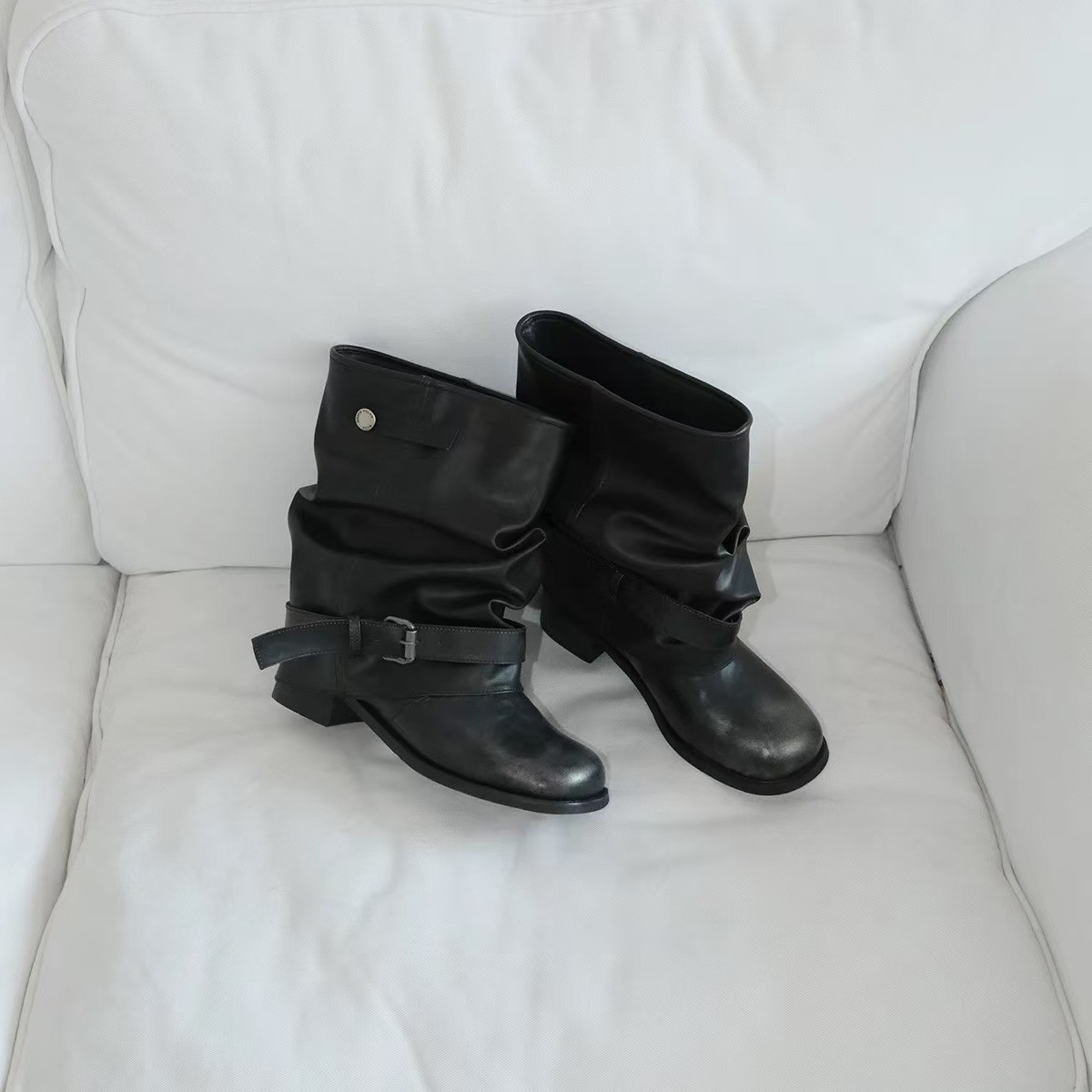 Western Cowboy-style Women's Boots, Wrinkled Suede Black Round-toe Chunky Heel Riding Boots, New For Fall/Winter 2025._voghion.com