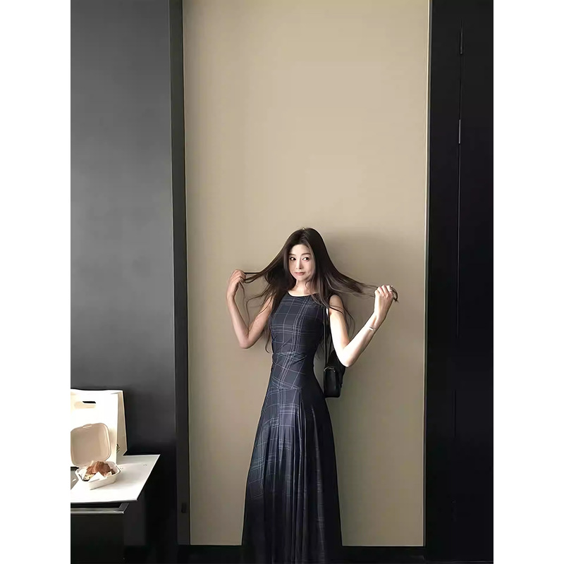 French-Style Gentle Elegance with Artistic Flair, Retro Plaid Mesh Dress for Women with a Draped and Graceful Long Silhouette French-Style Gentle Elegance with Artistic Flair, Retro Plaid Mesh Dress for Women with a Draped and Graceful Long Silhouette
