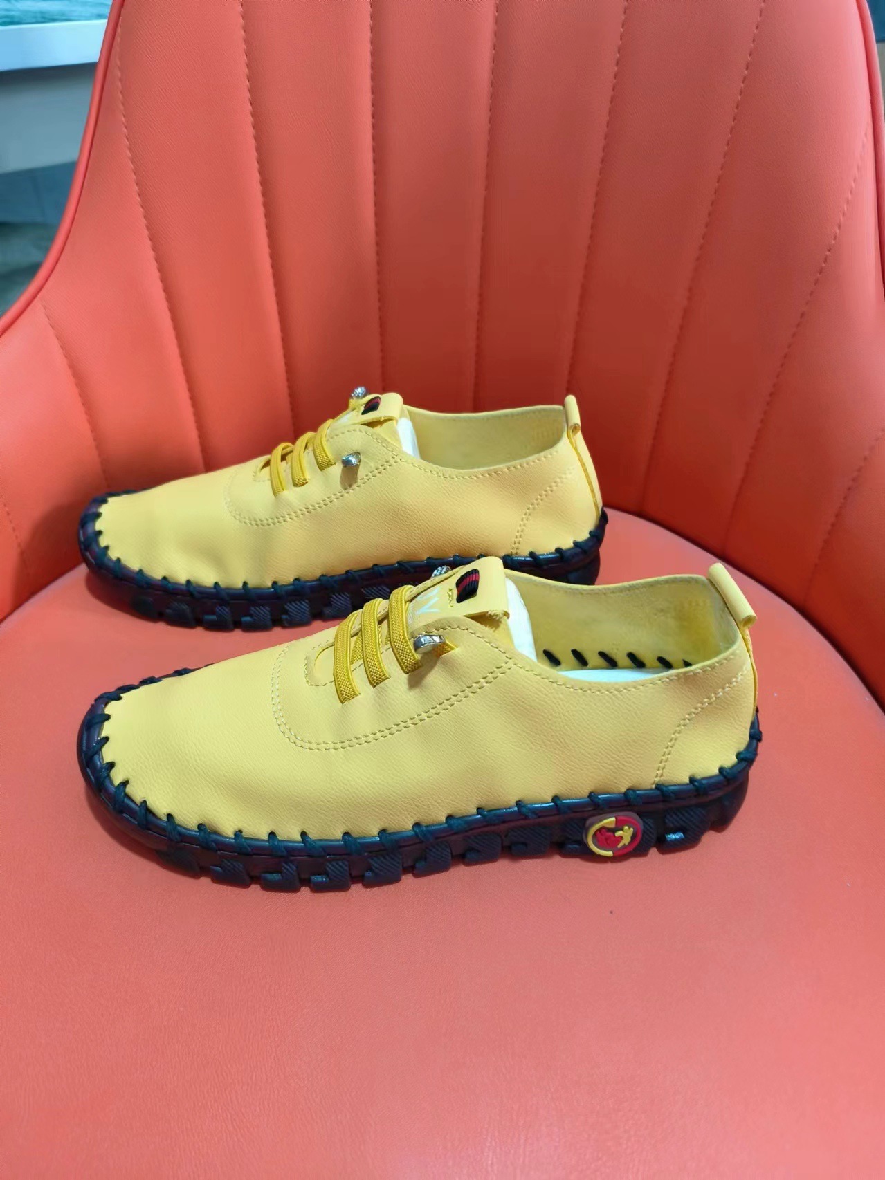 24 primavera y verano nuevos zapatos de tamaño único transfronterizos de tendón de tauro de mujer con suela suave costura a mano zapatos de madres mayores en stock al por mayor