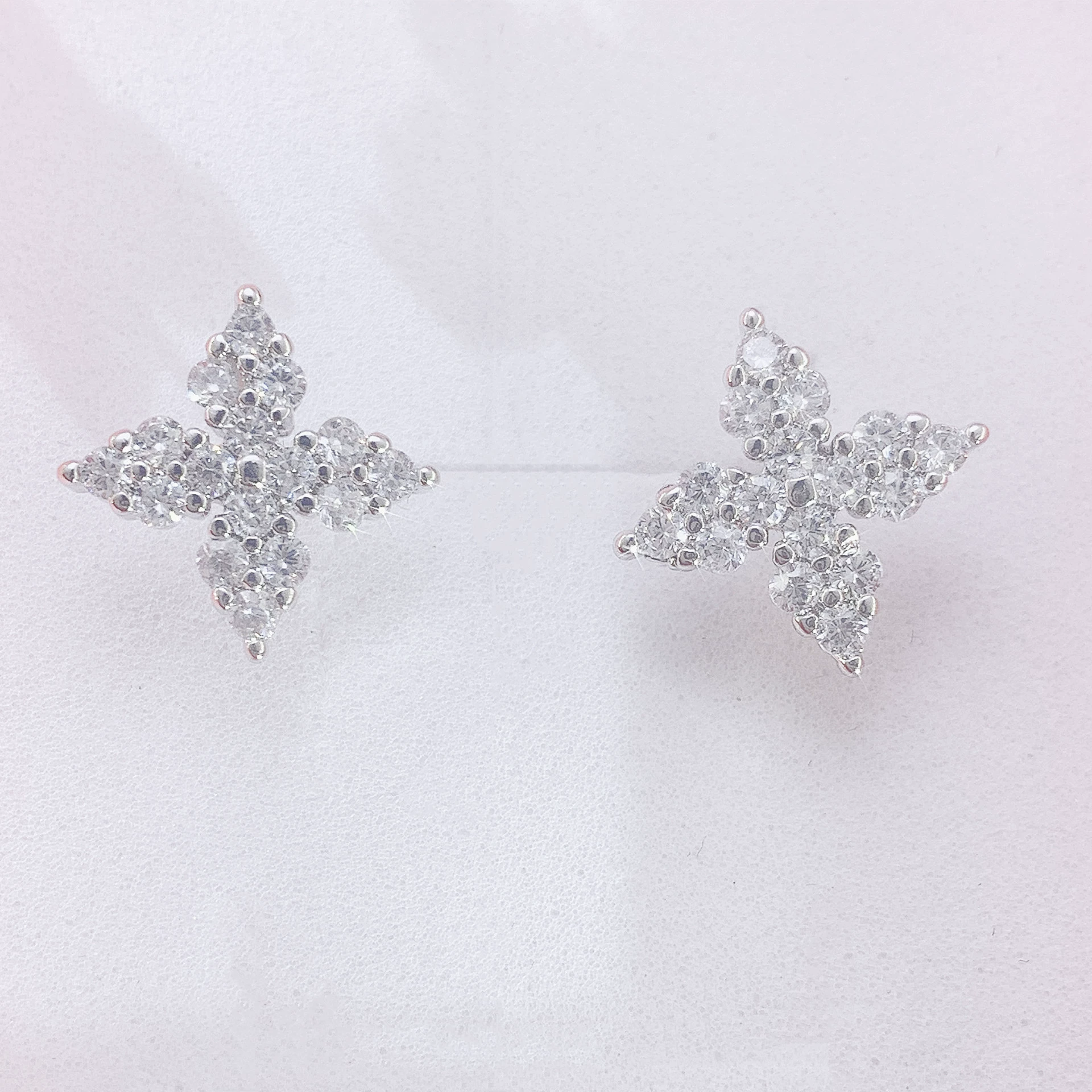 Маленькие дизайнерские универсальные серьги, инкрустированные diamond, четырёхлистник, цветочные, тренд сезона, микроинкрустация