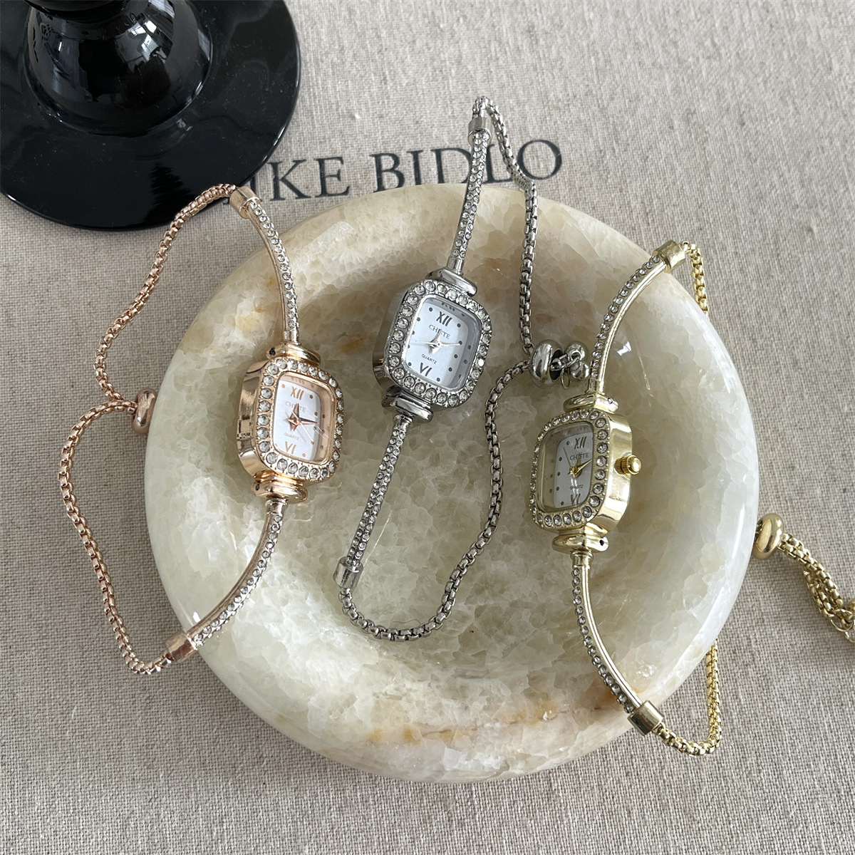 Classic Style Commute Solid Color Jewelry Buckle Quartz Watch display picture 4