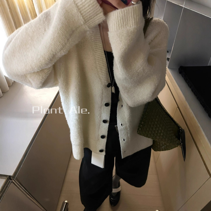 Korean-Style Lazy and Relaxed High-End Teddy Velvet Wool Knit Cardigan for Women 2025 Autumn and Winter Puyuan Sweater Wholesale Korean-Style Lazy and Relaxed High-End Teddy Velvet Wool Knit Cardigan for Women 2025 Autumn and Winter Puyuan Sweater Wholesale