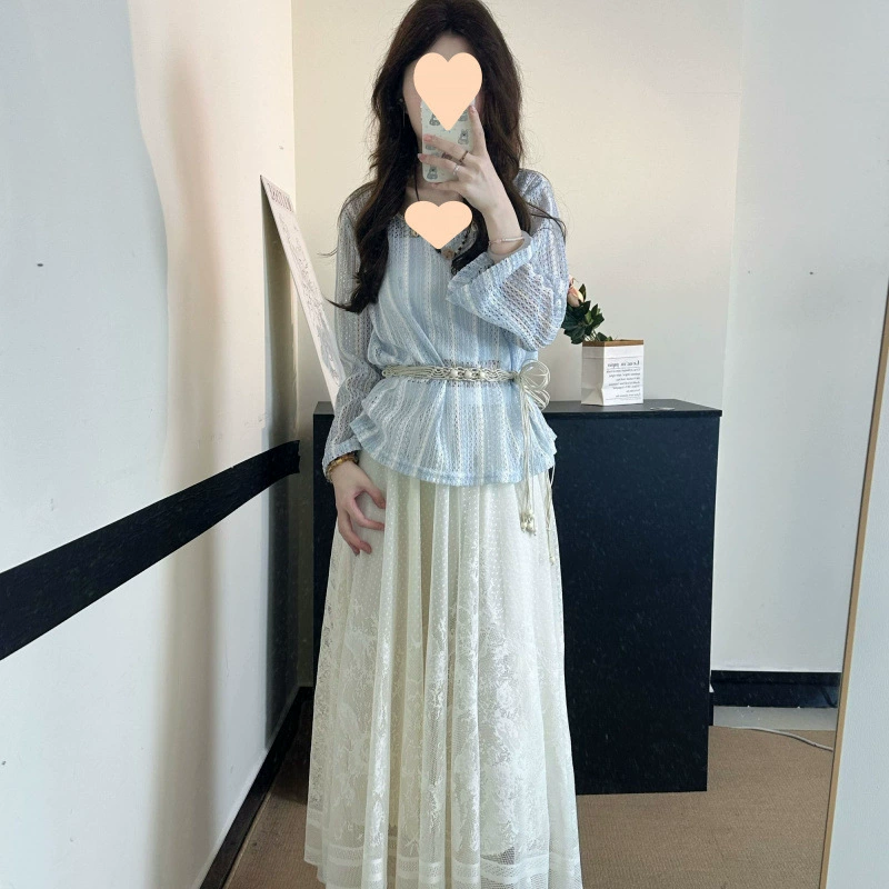 Весна 2025: новый корейский стиль, свободный и модный комплект из блузки с вырезами + пояс + юбка, три предмета с поясом