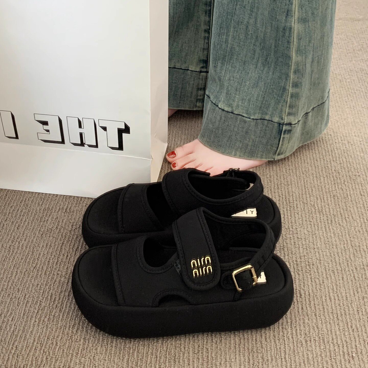 Zapatos muffin de niñas pequeñas sandalias suaves de verano 2026 nuevos niños de moda sandalias de hebilla de dedos abiertos