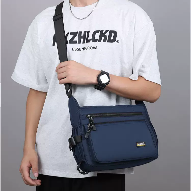 男士单肩斜挎包多口袋素色韩版个性潮流百搭单肩包防泼水尼龙布包