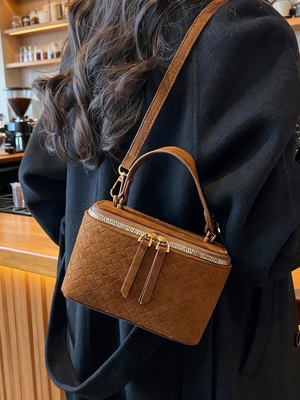 Bolso para mujeres 2025 nuevo retro transfronterizo de piel de ciervo tejido caja de mano pequeña bolsa cuadrada de textura alta mochila