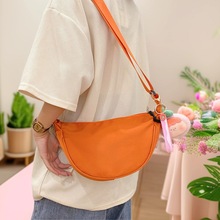 尼龙斜挎包包女新款潮饺子包轻便小挎包腋下包单肩帆布包