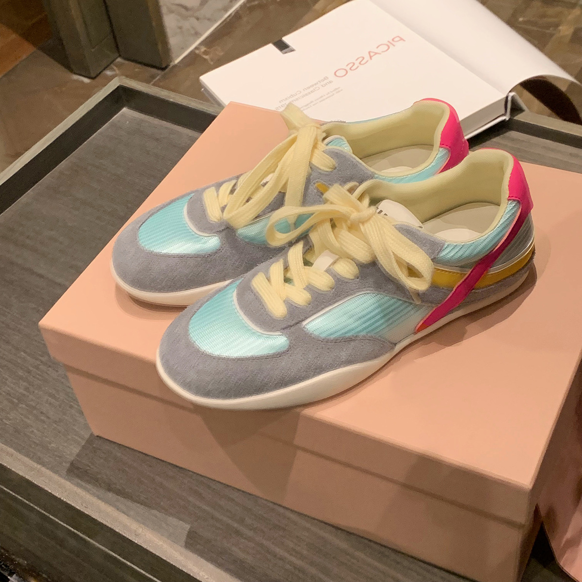 Versión de cuero de vaca ~ grapa madre Miu lazos de color contrastante cómodos lazos transpirables empalmados zapatos deportivos casuales zapatos Gump mujeres