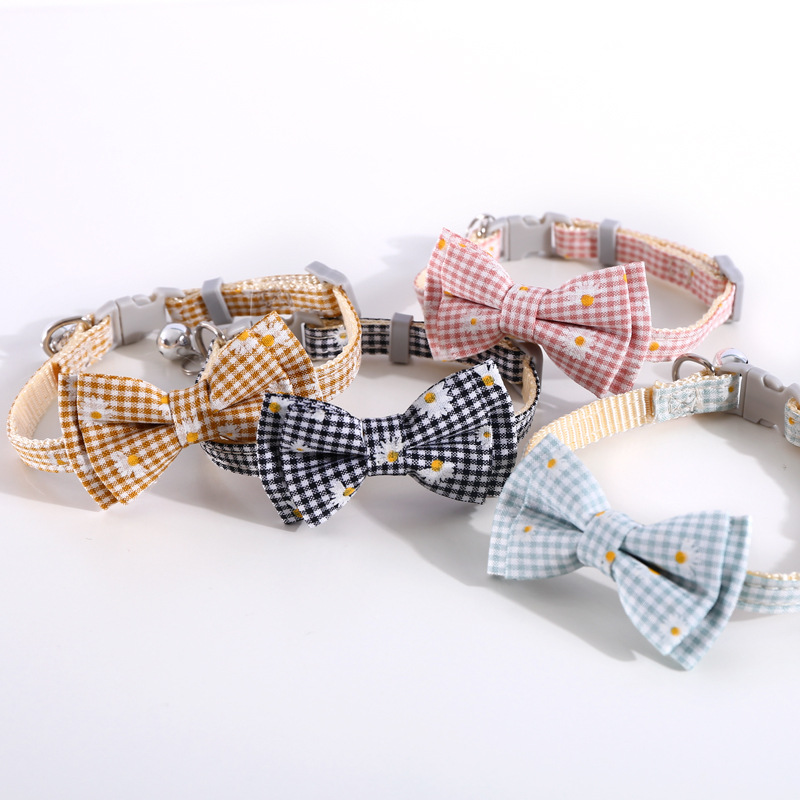 Collar de mascotas gatos perros ajustable cuadrilátero margarita flor arco ajustable collar de campanas corbata